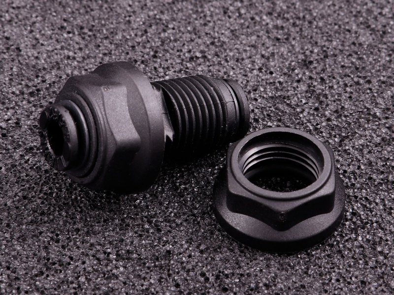 Pneumatic feedthrough push-in fitting