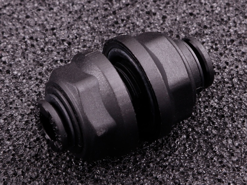 Pneumatic feedthrough push-in fitting